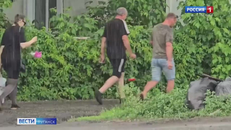Евгений Лисицын: Жители Старобельска несут цветы к месту трагедии