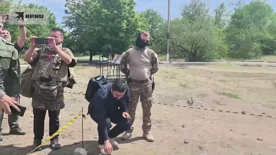 Иностранных журналистов провели внутрь разрушенного здания общежития колледжа в Старобельске и продемонстрировали обломки боеприпасов, которыми были атакованы здания