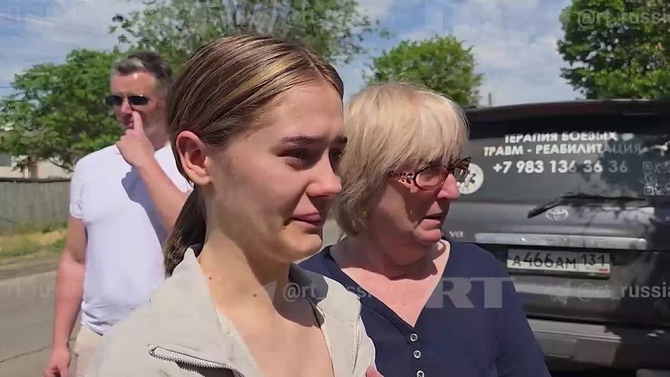 Жители Старобельска вспоминают погибших студентов возле стихийного мемориала