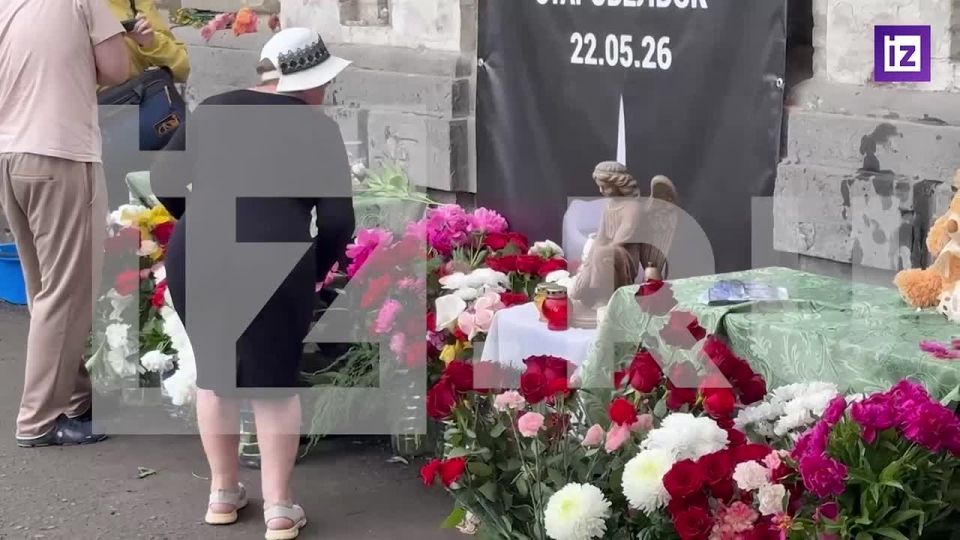 К стихийному мемориалу в Старобельске в ЛНР продолжают приходить люди