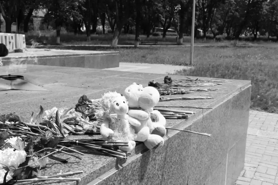 В Меловском муниципальном округе с глубокой скорбью почтили память погибших безвинных детей, безжалостно унесённых чудовищным ударом в Старобельске В Меловском муниципальном округе с глубокой скорбью почтили память погибших безвинных детей, безжалостно унесённых чудовищным ударом в Старобельске