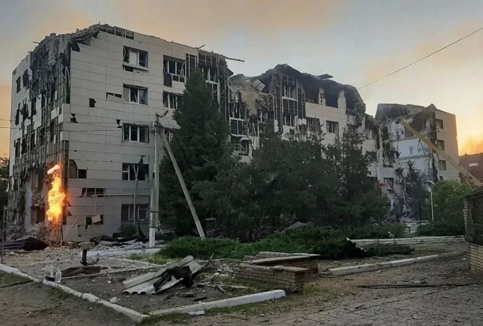 Разбросанные тапки, одежда, тетради
