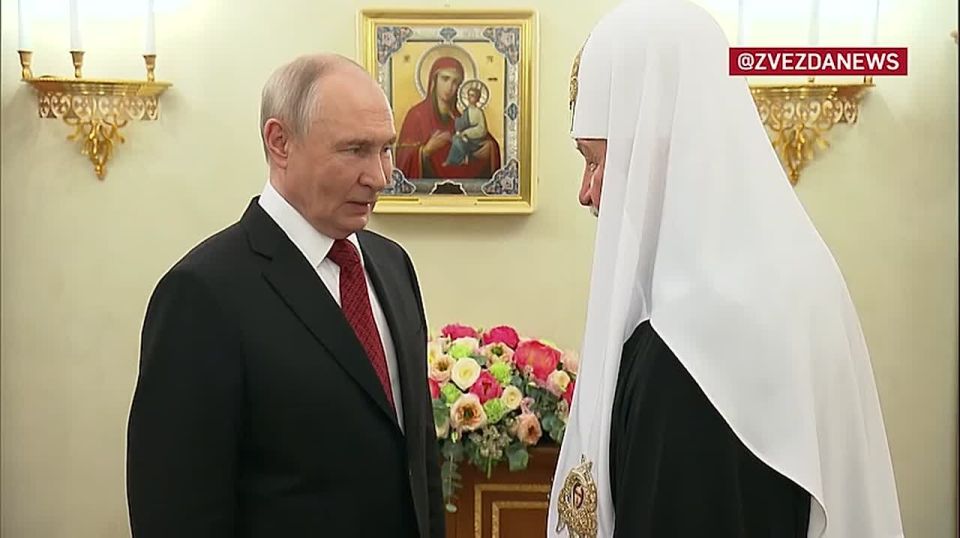 Иностранные журналисты работают в полуразрушенном колледже в Старобельске