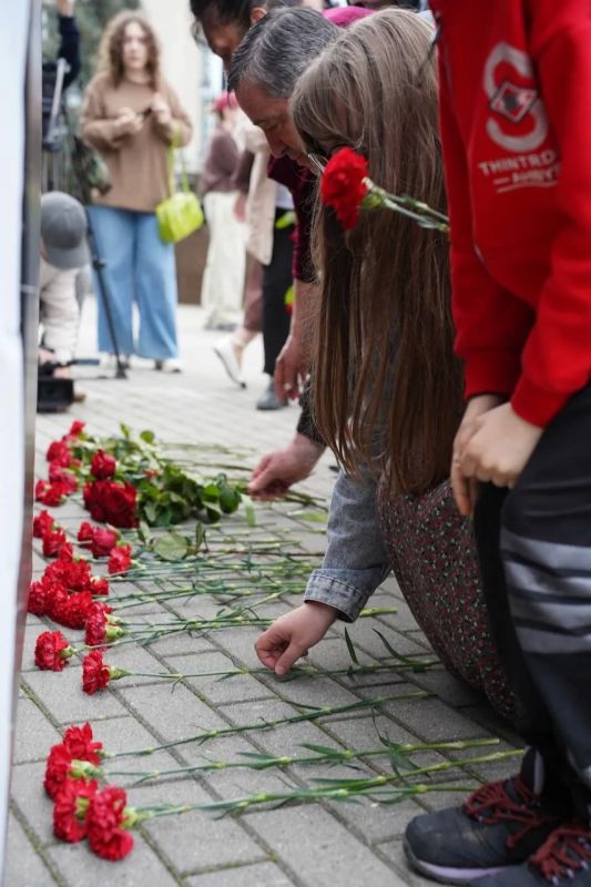 Траурная акция прошла в Нальчике перед Домом молодежи в память о жертвах атаки БПЛА ВСУ на Старобельский профессиональный колледж Луганского государственного педагогического университета, сообщили в Министерстве по делам... Траурная акция прошла в Нальчике перед Домом молодежи в память о жертвах атаки БПЛА ВСУ на Старобельский профессиональный колледж Луганского государственного педагогического университета, сообщили в Министерстве по делам...
