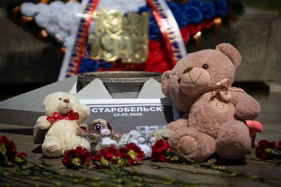 Жители Запорожья, активисты и представители региональной власти возложили цветы к Вечному огню на Братском кладбище в Мелитополе в память о жертвах теракта в Старобельске, сообщил губернатор Евгений Балицкий Жители Запорожья, активисты и представители региональной власти возложили цветы к Вечному огню на Братском кладбище в Мелитополе в память о жертвах теракта в Старобельске, сообщил губернатор Евгений Балицкий