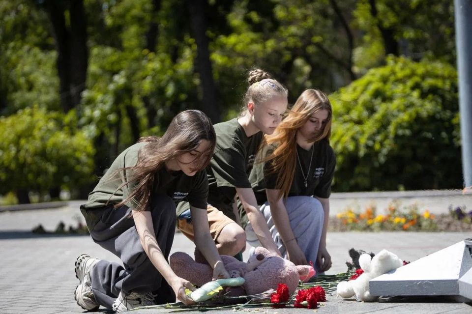 Жители Запорожья, активисты и представители региональной власти возложили цветы к Вечному огню на Братском кладбище в Мелитополе в память о жертвах теракта в Старобельске, сообщил губернатор Евгений Балицкий Жители Запорожья, активисты и представители региональной власти возложили цветы к Вечному огню на Братском кладбище в Мелитополе в память о жертвах теракта в Старобельске, сообщил губернатор Евгений Балицкий