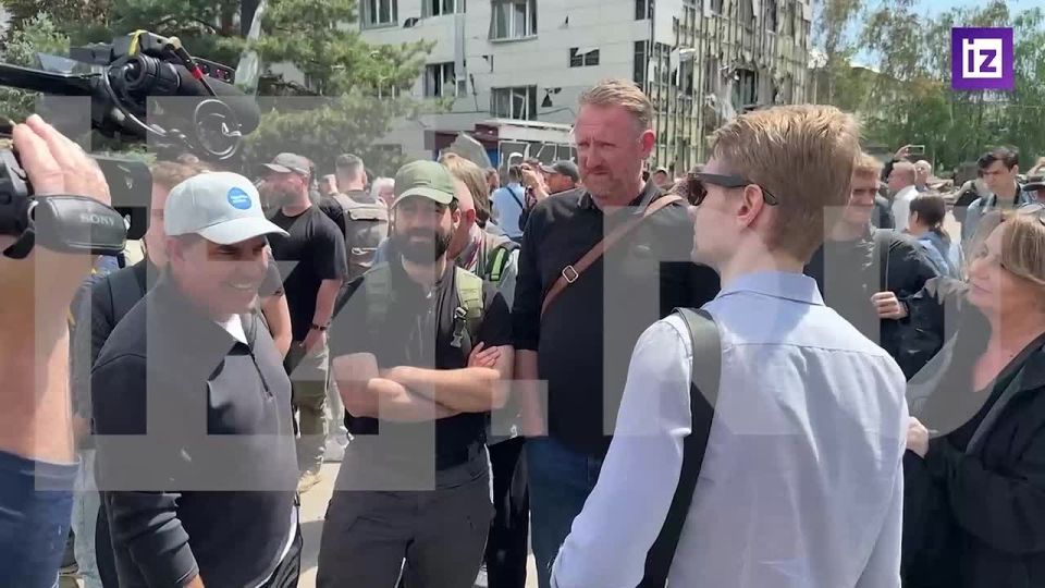Журналисты продолжают осматривать снаружи колледж и общежитие в Старобельске в ЛНР, которые были атакованы ВСУ
