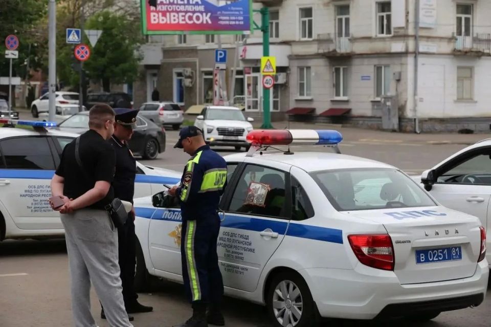 Полицейские республики провели профилактический рейд в Луганске Полицейские республики провели профилактический рейд в Луганске
