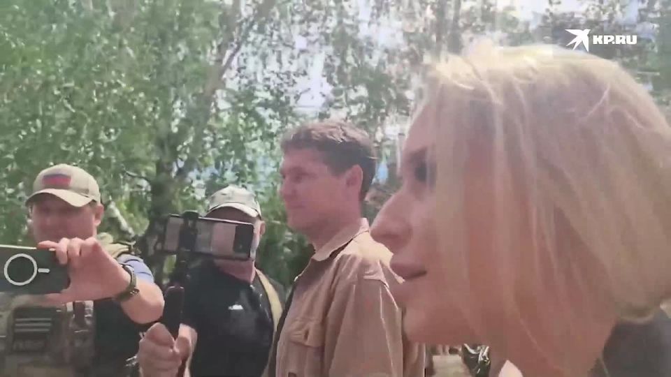 Иностранные журналисты и уполномоченный по правам человека в РФ Яна Лантратова прибыли на место трагедии в Старобельске