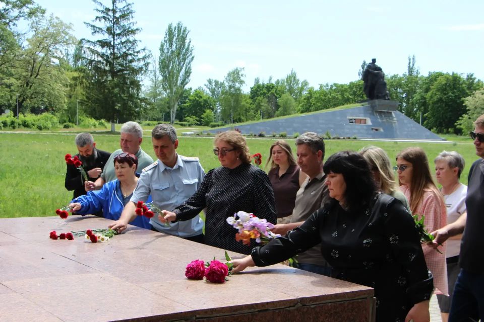 В Меловском муниципальном округе с глубокой скорбью почтили память погибших безвинных детей, безжалостно унесённых чудовищным ударом в Старобельске В Меловском муниципальном округе с глубокой скорбью почтили память погибших безвинных детей, безжалостно унесённых чудовищным ударом в Старобельске