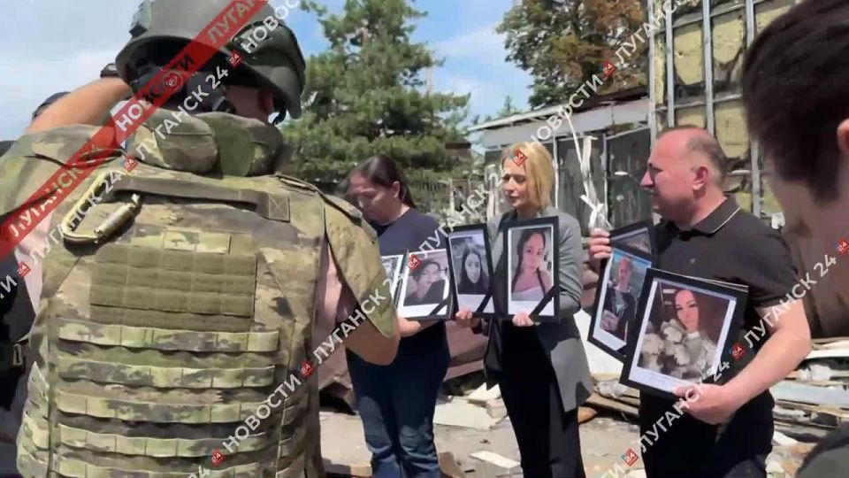 Иностранным журналистам показали портреты детей, погибших от удара ВФУ в Старобельске
