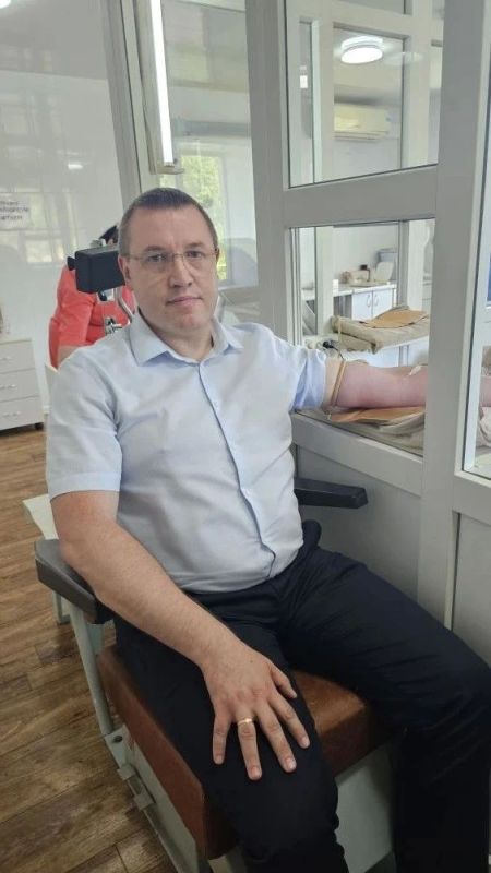 Сегодняшнее утро показало, что такое настоящее единство и сострадание. С самого утра городская станция переливания крови была заполнена людьми Сегодняшнее утро показало, что такое настоящее единство и сострадание. С самого утра городская станция переливания крови была заполнена людьми