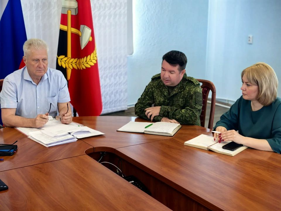 Сегодня провел расширенное аппаратное совещание с руководителями структурных подразделений Администрации Краснодонского муниципального округа, начальниками отделов и управления, отвечающих за вопросы жизнеобеспечения... Сегодня провел расширенное аппаратное совещание с руководителями структурных подразделений Администрации Краснодонского муниципального округа, начальниками отделов и управления, отвечающих за вопросы жизнеобеспечения...