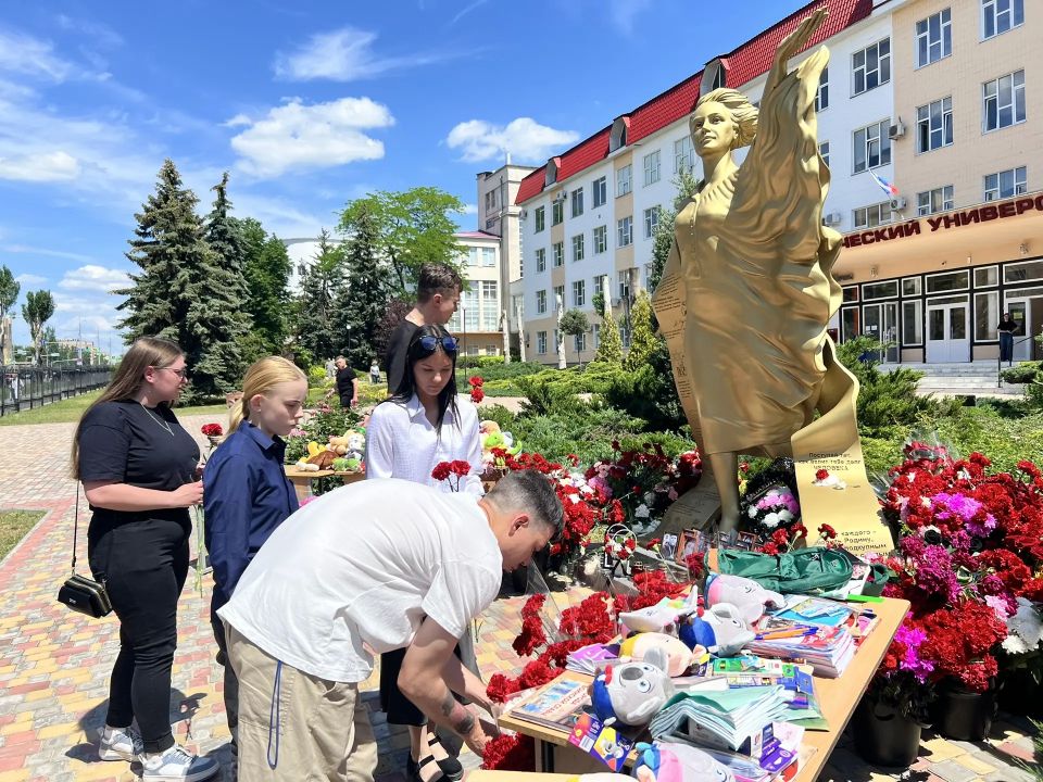 Сегодня члены Молодёжного совета Управления возложили цветы к стихийному мемориалу, организованному у памятника Учителя Луганского педуниверситета — в память о жертвах обстрела Старобельского педагогического колледжа Сегодня члены Молодёжного совета Управления возложили цветы к стихийному мемориалу, организованному у памятника Учителя Луганского педуниверситета — в память о жертвах обстрела Старобельского педагогического колледжа