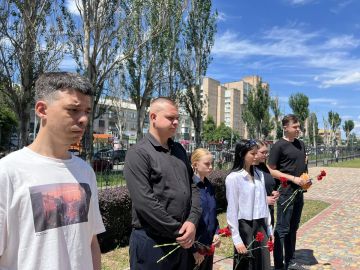 Сегодня члены Молодёжного совета Управления возложили цветы к стихийному мемориалу, организованному у памятника Учителя Луганского педуниверситета — в память о жертвах обстрела Старобельского педагогического колледжа