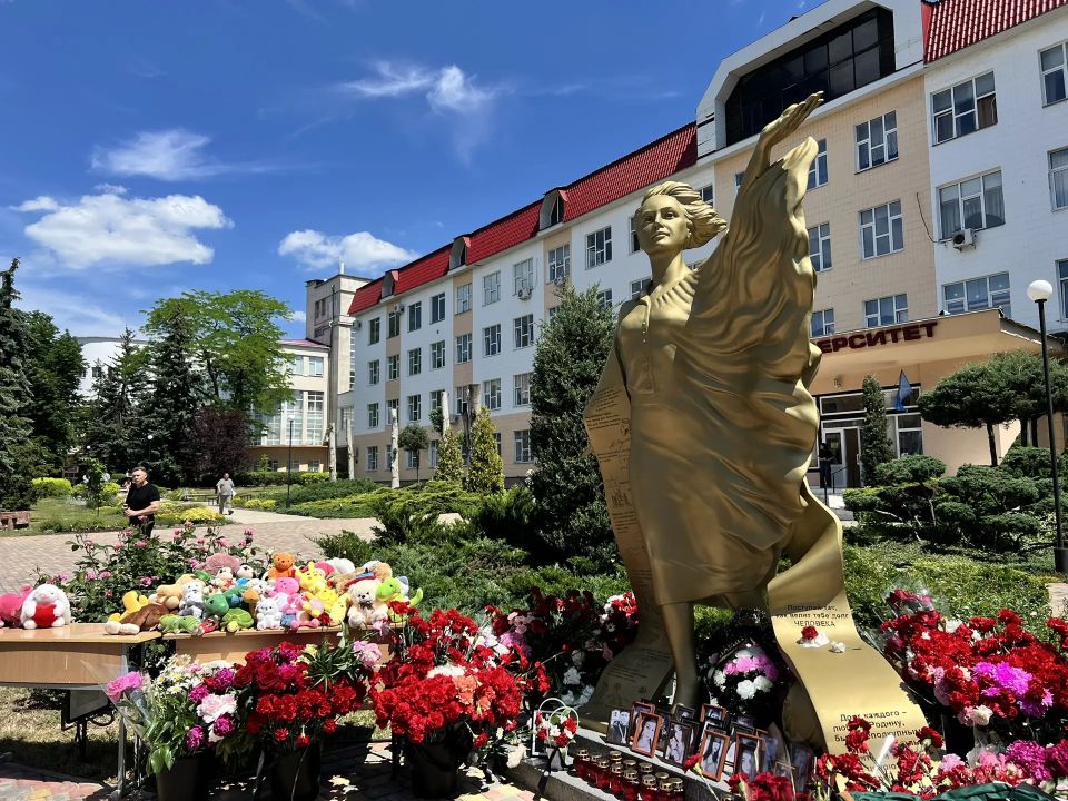 Сегодня члены Молодёжного совета Управления возложили цветы к стихийному мемориалу, организованному у памятника Учителя Луганского педуниверситета — в память о жертвах обстрела Старобельского педагогического колледжа Сегодня члены Молодёжного совета Управления возложили цветы к стихийному мемориалу, организованному у памятника Учителя Луганского педуниверситета — в память о жертвах обстрела Старобельского педагогического колледжа