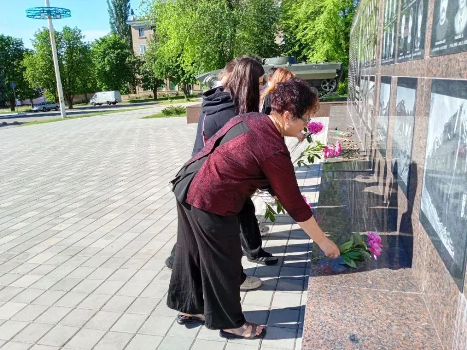 Жители Стаханова скорбят по студентам, погибшим от удара ВФУ по общежитию в Старобельске Жители Стаханова скорбят по студентам, погибшим от удара ВФУ по общежитию в Старобельске