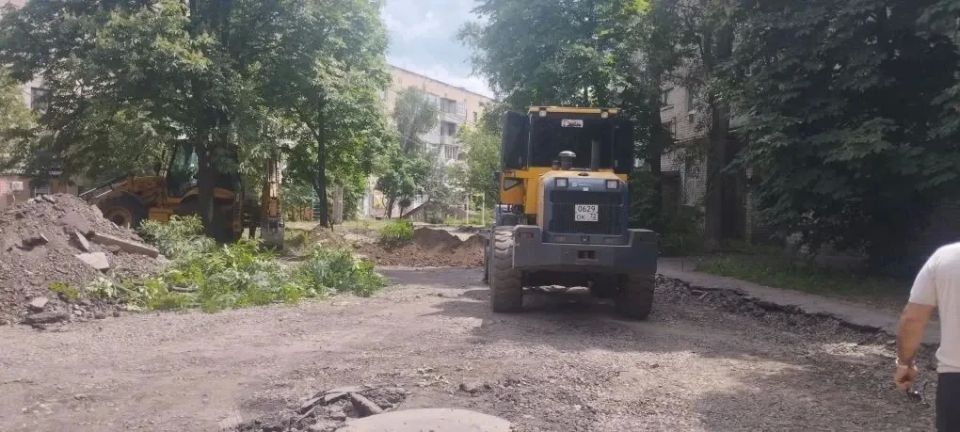 Начаты работы по ремонту внутридворовой территории в Краснодоне! Начаты работы по ремонту внутридворовой территории в Краснодоне!