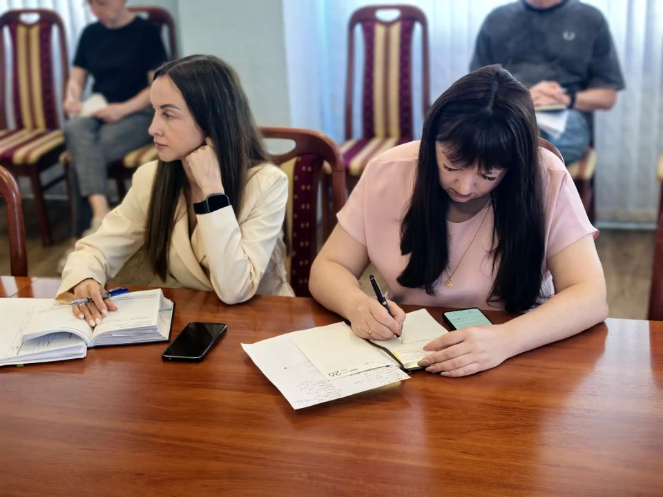 Сегодня провел расширенное аппаратное совещание с руководителями структурных подразделений Администрации Краснодонского муниципального округа, начальниками отделов и управления, отвечающих за вопросы жизнеобеспечения... Сегодня провел расширенное аппаратное совещание с руководителями структурных подразделений Администрации Краснодонского муниципального округа, начальниками отделов и управления, отвечающих за вопросы жизнеобеспечения...
