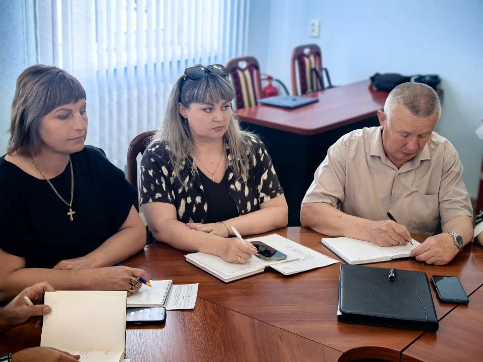 Сегодня провел расширенное аппаратное совещание с руководителями структурных подразделений Администрации Краснодонского муниципального округа, начальниками отделов и управления, отвечающих за вопросы жизнеобеспечения... Сегодня провел расширенное аппаратное совещание с руководителями структурных подразделений Администрации Краснодонского муниципального округа, начальниками отделов и управления, отвечающих за вопросы жизнеобеспечения...