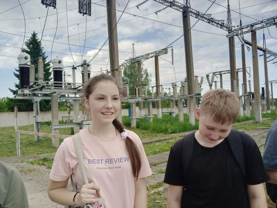 Мир энергетики.. Учащиеся Фатежской школы №2 погрузились в мир энергетики на профориентационной экскурсии в Фатежский РЭС филиала ПАО «Россети Центр» — «Курскэнерго», которую провели настоящие профессионалы своего дела: Мир энергетики.. Учащиеся Фатежской школы №2 погрузились в мир энергетики на профориентационной экскурсии в Фатежский РЭС филиала ПАО «Россети Центр» — «Курскэнерго», которую провели настоящие профессионалы своего дела: