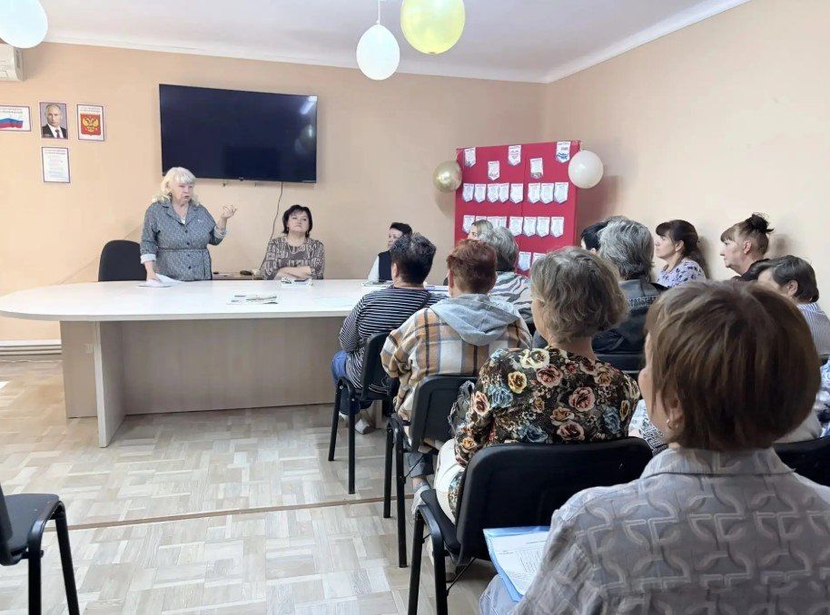 Депутат Совета городского округа Людмила Герасимова провела встречу с коллективом ГБУ ЛНР «Брянковский комплексный центр социального обслуживания населения» Депутат Совета городского округа Людмила Герасимова провела встречу с коллективом ГБУ ЛНР «Брянковский комплексный центр социального обслуживания населения»