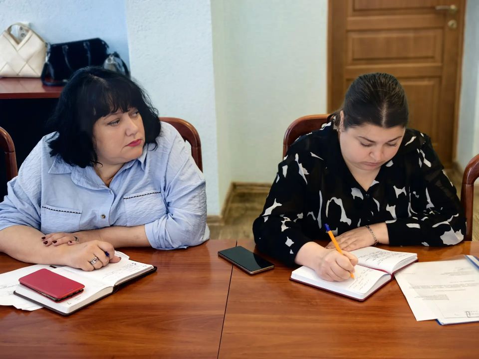 Сегодня провел расширенное аппаратное совещание с руководителями структурных подразделений Администрации Краснодонского муниципального округа, начальниками отделов и управления, отвечающих за вопросы жизнеобеспечения... Сегодня провел расширенное аппаратное совещание с руководителями структурных подразделений Администрации Краснодонского муниципального округа, начальниками отделов и управления, отвечающих за вопросы жизнеобеспечения...