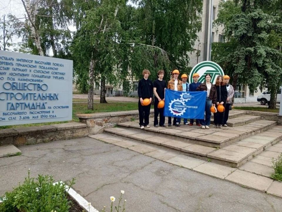 «Выбирай свое»: Школьники ЛНР открыли мир рабочих профессий на заводе «Лугамаш» «Выбирай свое»: Школьники ЛНР открыли мир рабочих профессий на заводе «Лугамаш»
