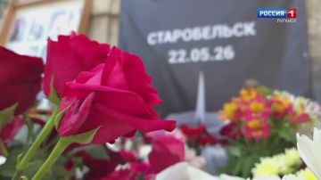 Жители Старобельска продолжают нести цветы и игрушки к месту трагедии