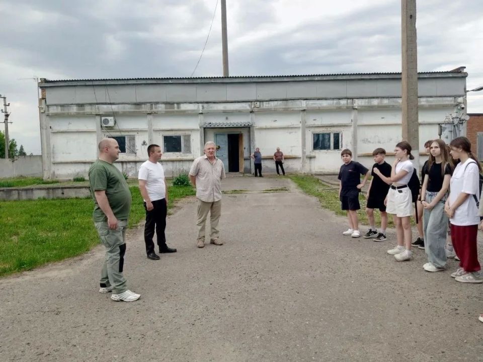 Мир энергетики.. Учащиеся Фатежской школы №2 погрузились в мир энергетики на профориентационной экскурсии в Фатежский РЭС филиала ПАО «Россети Центр» — «Курскэнерго», которую провели настоящие профессионалы своего дела: