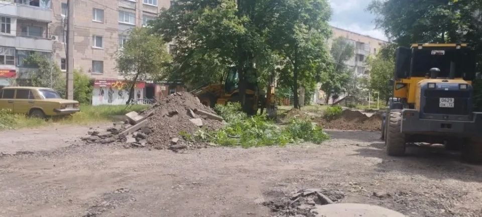 Начаты работы по ремонту внутридворовой территории в Краснодоне! Начаты работы по ремонту внутридворовой территории в Краснодоне!