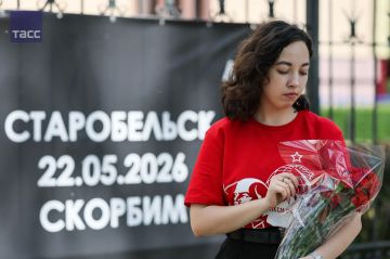 Акция памяти жертвам обстрела Старобельского колледжа прошла в Луганске ЛНР, передает корреспондент ТАСС