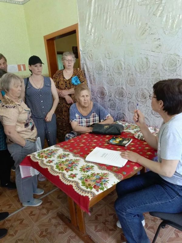 25 мая специалисты филиала № 13 ГКУ ЛНР «Республиканский центр социальной защиты населения» в г. Красный Луч провели выездной прием для жителей пгт 25 мая специалисты филиала № 13 ГКУ ЛНР «Республиканский центр социальной защиты населения» в г. Красный Луч провели выездной прием для жителей пгт