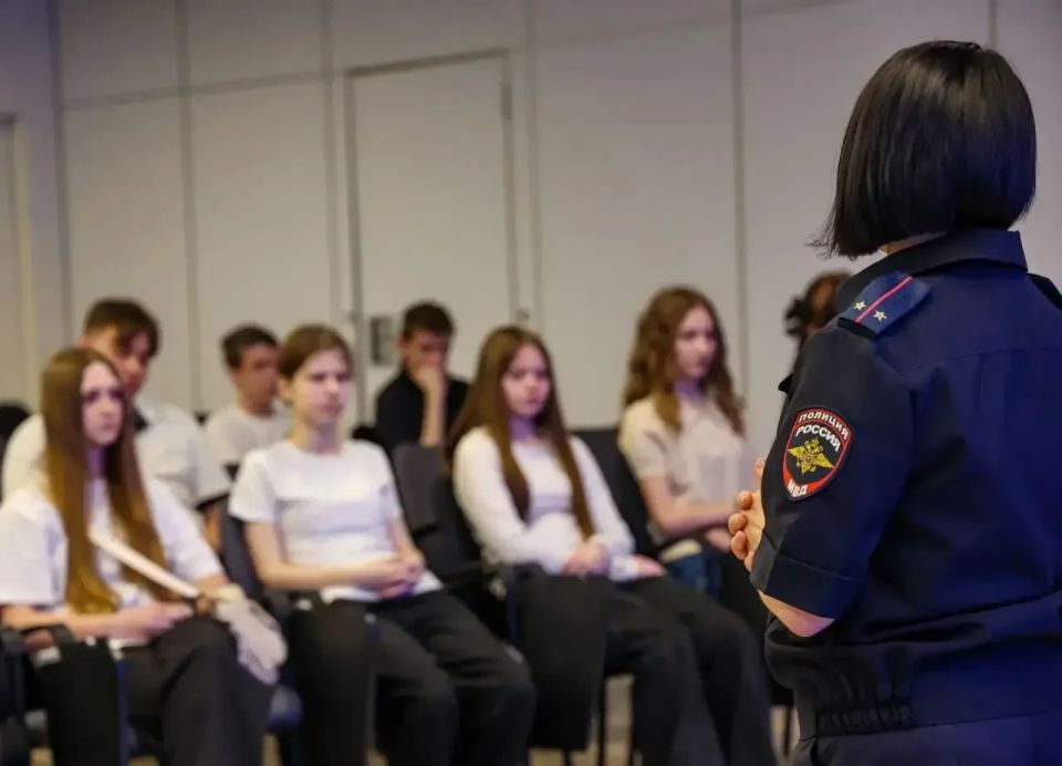 Психолог МВД ЛНР рассказала подросткам о том, с чего начинается служба в полиции Психолог МВД ЛНР рассказала подросткам о том, с чего начинается служба в полиции