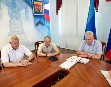 Сегодня провел расширенное аппаратное совещание с руководителями структурных подразделений Администрации Краснодонского муниципального округа, начальниками отделов и управления, отвечающих за вопросы жизнеобеспечения...