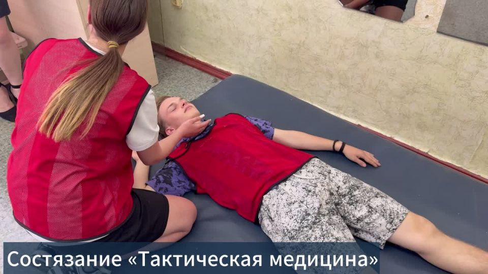 Сотрудники транспортной полиции Луганска организовали для студентов колледжа «Зарницу» и провели уроки безопасности