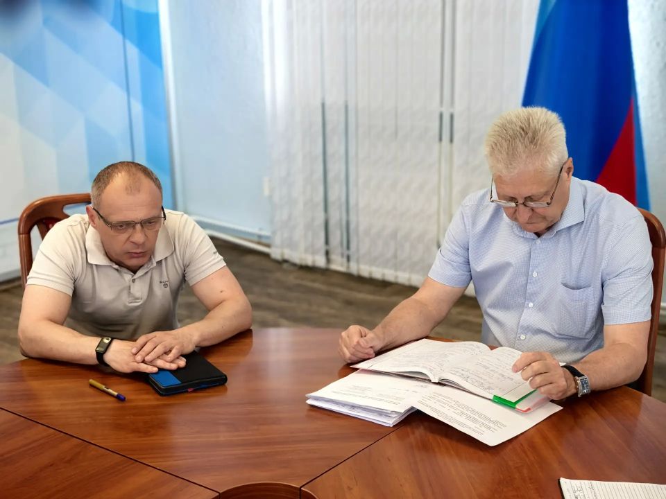 Сегодня провел расширенное аппаратное совещание с руководителями структурных подразделений Администрации Краснодонского муниципального округа, начальниками отделов и управления, отвечающих за вопросы жизнеобеспечения... Сегодня провел расширенное аппаратное совещание с руководителями структурных подразделений Администрации Краснодонского муниципального округа, начальниками отделов и управления, отвечающих за вопросы жизнеобеспечения...