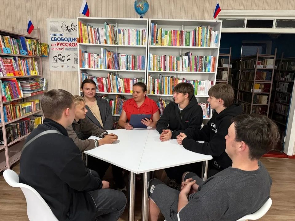 В библиотеке пгт. Юрьевка прошла беседа о выборе профессии: «Твоя профессия-твое будущее»