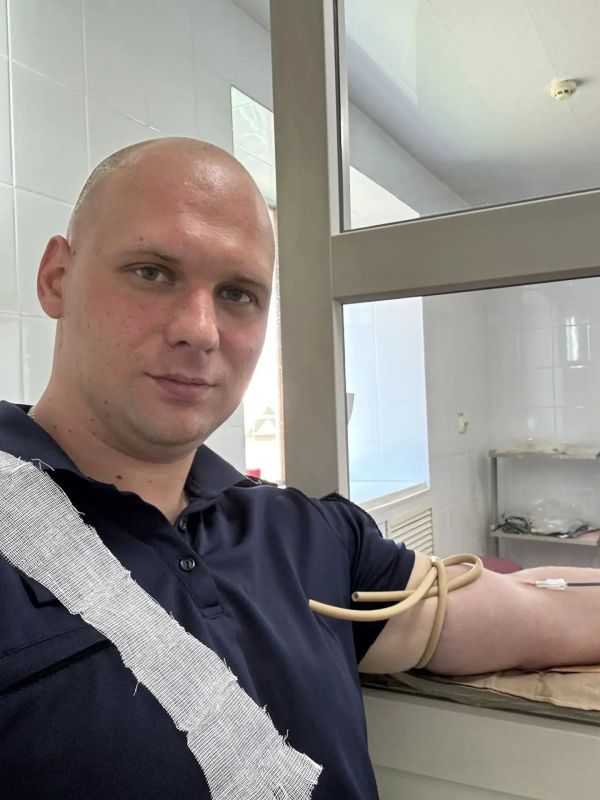 Сегодняшнее утро показало, что такое настоящее единство и сострадание. С самого утра городская станция переливания крови была заполнена людьми Сегодняшнее утро показало, что такое настоящее единство и сострадание. С самого утра городская станция переливания крови была заполнена людьми