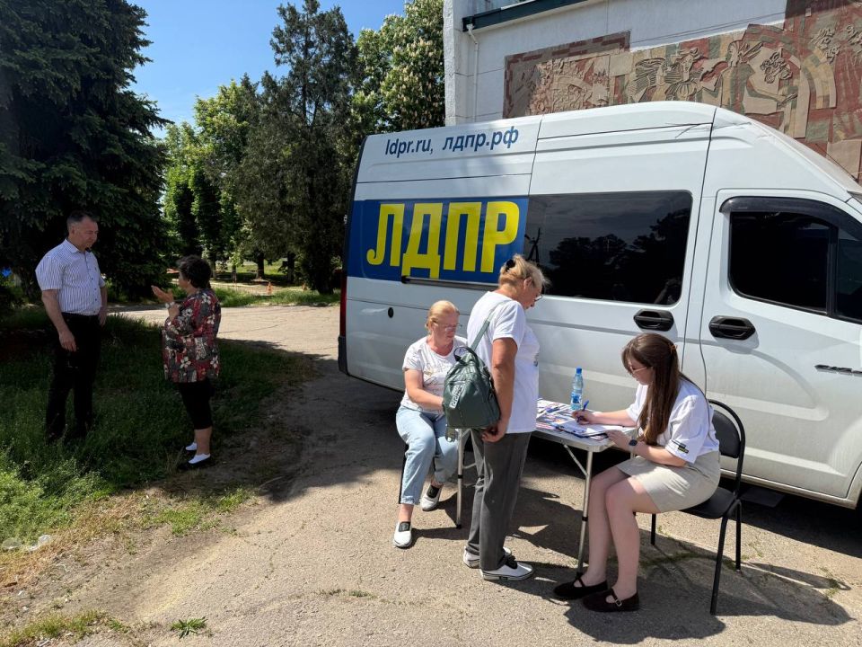 Выездная приёмная Леонида Слуцкого продолжает работу в ЛНР