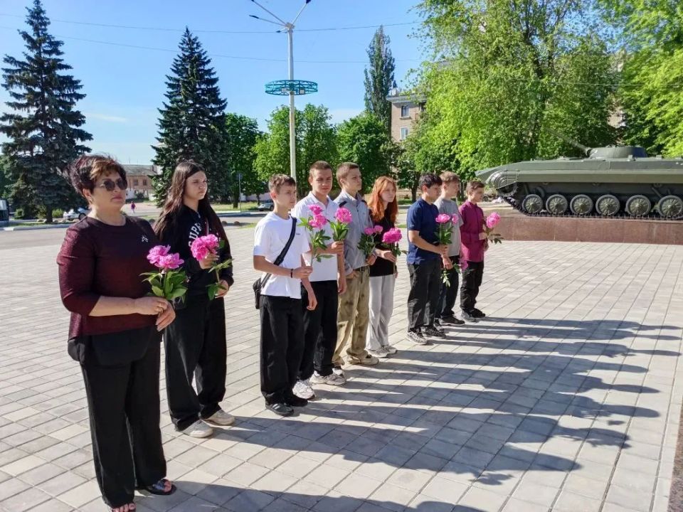 Жители Стаханова скорбят по студентам, погибшим от удара ВФУ по общежитию в Старобельске Жители Стаханова скорбят по студентам, погибшим от удара ВФУ по общежитию в Старобельске