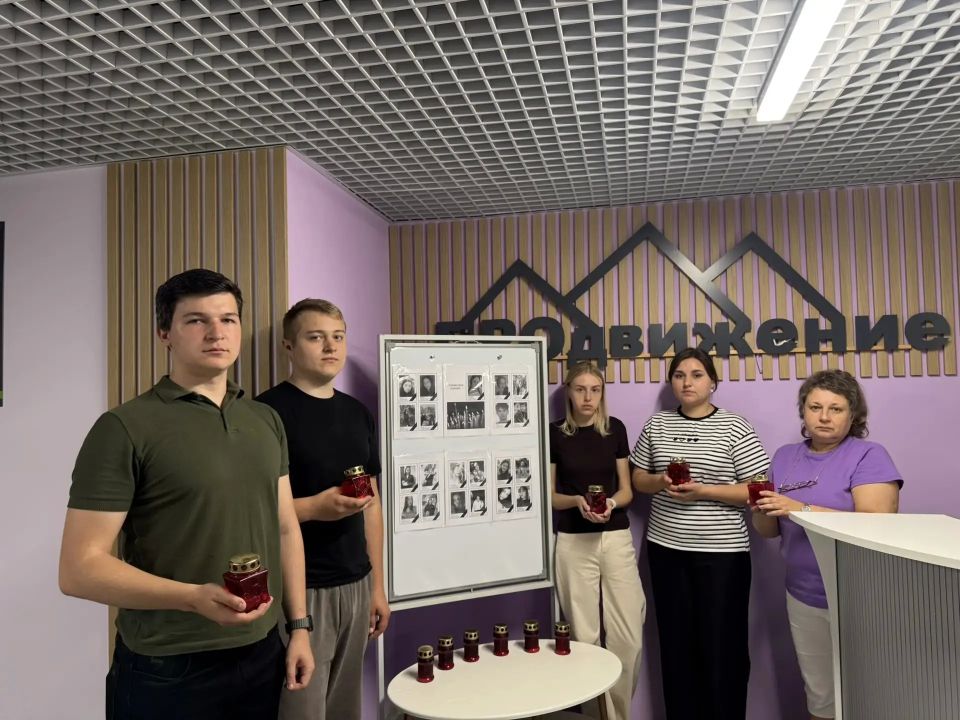 В Алчевском молодежном центре прошла акция, посвященная памяти погибших студентов в результате беспилотной атаки в Старобельске