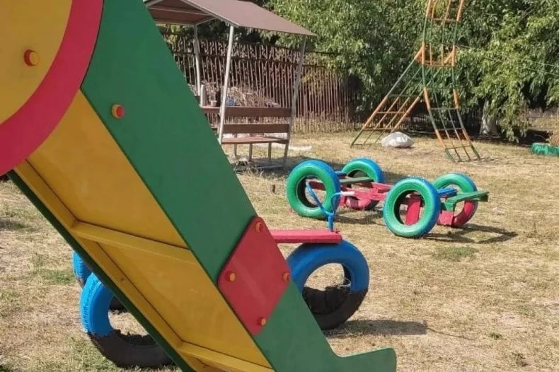 Республика Тыва установила детскую площадку в Червонопартизанске