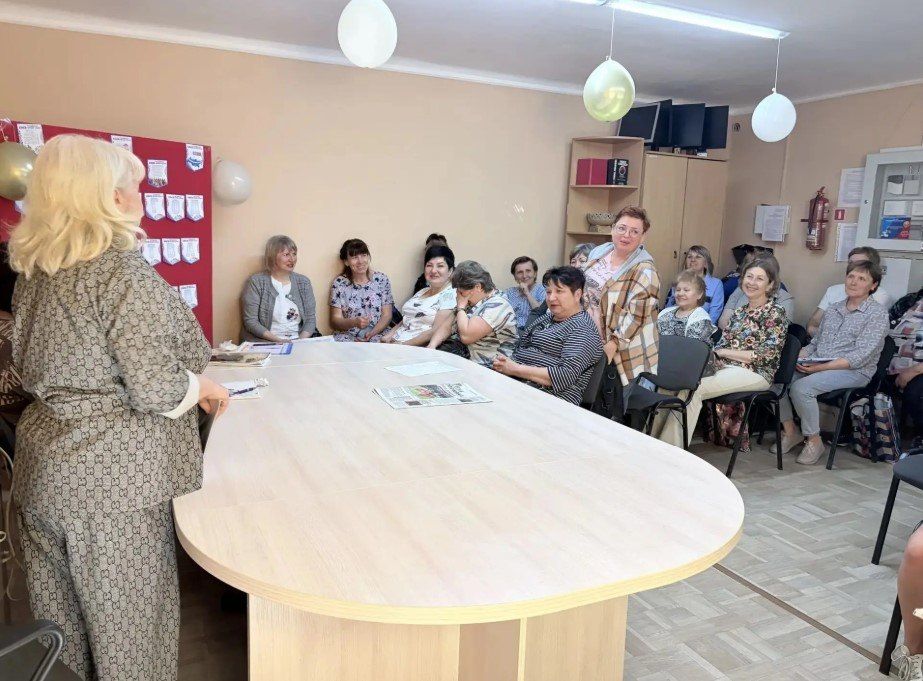 Депутат Совета городского округа Людмила Герасимова провела встречу с коллективом ГБУ ЛНР «Брянковский комплексный центр социального обслуживания населения» Депутат Совета городского округа Людмила Герасимова провела встречу с коллективом ГБУ ЛНР «Брянковский комплексный центр социального обслуживания населения»