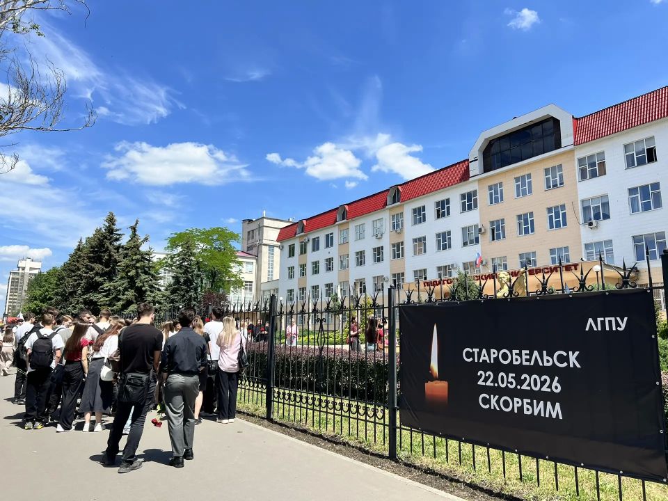 Сегодня члены Молодёжного совета Управления возложили цветы к стихийному мемориалу, организованному у памятника Учителя Луганского педуниверситета — в память о жертвах обстрела Старобельского педагогического колледжа Сегодня члены Молодёжного совета Управления возложили цветы к стихийному мемориалу, организованному у памятника Учителя Луганского педуниверситета — в память о жертвах обстрела Старобельского педагогического колледжа