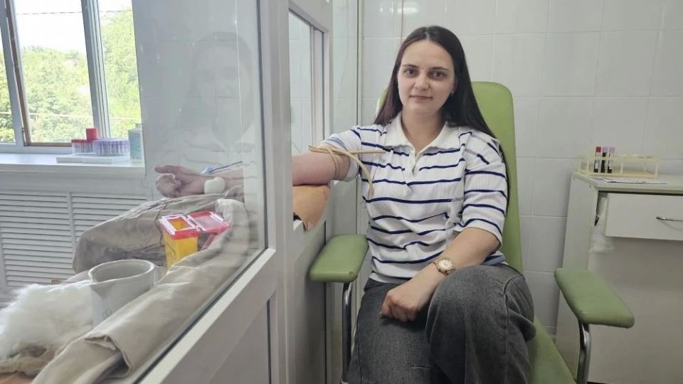 Сегодняшнее утро показало, что такое настоящее единство и сострадание. С самого утра городская станция переливания крови была заполнена людьми Сегодняшнее утро показало, что такое настоящее единство и сострадание. С самого утра городская станция переливания крови была заполнена людьми