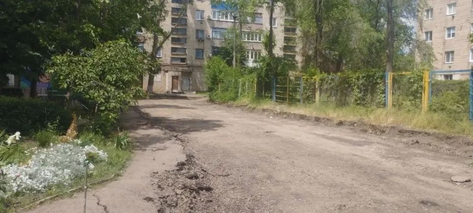 Начаты работы по ремонту внутридворовой территории в Краснодоне! Начаты работы по ремонту внутридворовой территории в Краснодоне!