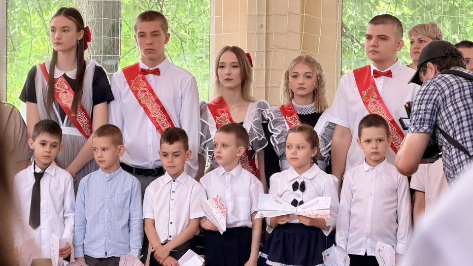 Сегодня с искренней радостью посетил Краснодонскую среднюю школу №2 имени кавалера ордена Ленина Н. П. Баракова. Вместе с председателем комитета Народного Совета ЛНР по социальной политике Иваном Санаевым мы поздравили... Сегодня с искренней радостью посетил Краснодонскую среднюю школу №2 имени кавалера ордена Ленина Н. П. Баракова. Вместе с председателем комитета Народного Совета ЛНР по социальной политике Иваном Санаевым мы поздравили...