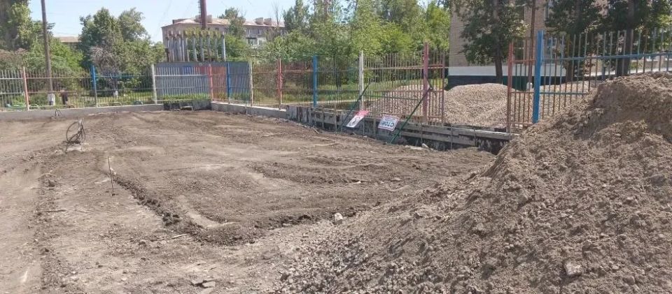 В Ровеньках продолжается благоустройство общественной территории В Ровеньках продолжается благоустройство общественной территории