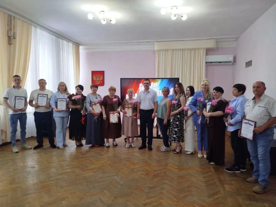 В День российского предпринимательства чествовали тех, кто своим трудом и талантом сумел построить успешный бизнес и внести значительный вклад в экономику нашего города В День российского предпринимательства чествовали тех, кто своим трудом и талантом сумел построить успешный бизнес и внести значительный вклад в экономику нашего города